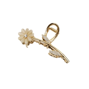 Detail van de bloem haarklem met opalen bloemblaadjes, strass en gouden metaal