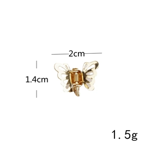 Vue détaillée de la mini pince à cheveux papillon dorée de 2 cm de large et 1,4 cm de haut