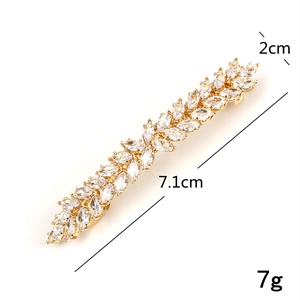 Detailed view of rhinestone leaf hair clip with 7.1cm length and gold plating