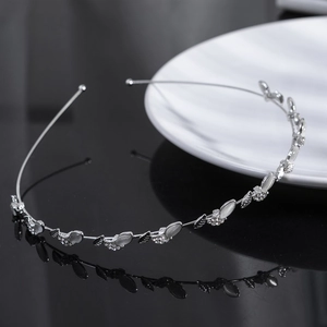Elegante cerchietto sottile in metallo con foglie di opale e strass scintillanti