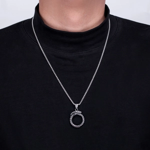 Collier pendentif Ouroboros argenté sur mannequin homme avec chaîne en métal industriel