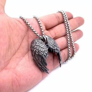 Collier avec pendentif d'ailes d'ange en acier inoxydable avec détails de plumes