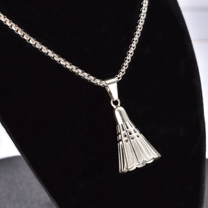 Collier avec pendentif volant de badminton 3D en acier inoxydable poli et chaîne