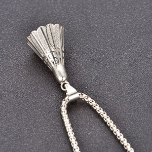 Collier avec pendentif volant 3D en argent, texture polie et chaîne à mailles