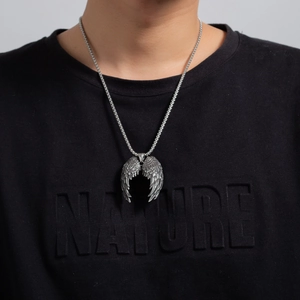 Pendentif ailes d'ange vintage en acier inoxydable avec texture plume sur chaîne à billes