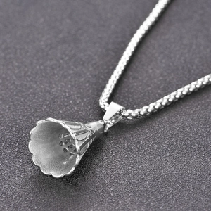 Gros plan du pendentif volant 3D avec détails fins sur une chaîne en acier argenté
