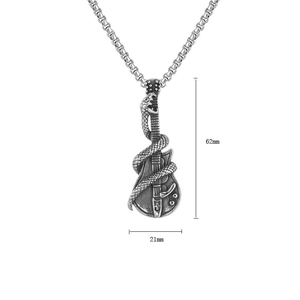 Detailansicht des Rock-Punk-Gitarrenanhängers mit Schlangenrelief und Maßen 62mm x 21mm