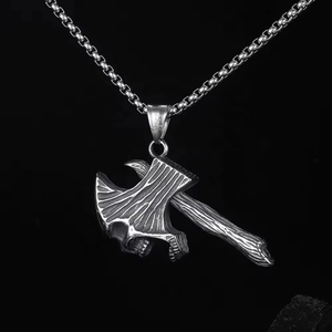 Vue détaillée du pendentif hache de combat en acier inoxydable avec crâne et texture bois
