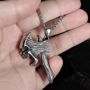 Pendentif hache de combat crâne gothique en acier titane vintage tenu en main