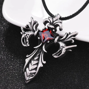 Collana con Ciondolo a Croce Gotica Retrò per Uomo Ciondolo in Lega Intarsiato con Strass Rossi Cordino in Pelle Punk