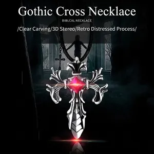 Collana con croce vintage gotica in argento con gemma rossa brillante al centro