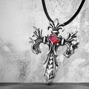 Collana con ciondolo a croce retrò con pietra rossa centrale e cordino nero