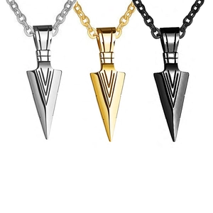 Detaillierter Vergleich von Pfeil-Anhängern in Silber, Gold und schwarzem Metallfinish