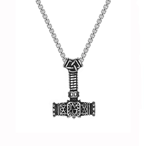 Détail macro du pendentif marteau de Thor viking nordique avec runes gravées