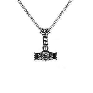 Détail du pendentif Viking Mjölnir avec des gravures antiques sur une chaîne en acier