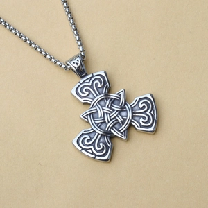 Dettaglio del pendente croce nodo celtico vintage con texture a rilievo e finitura argento