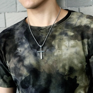 Detail einer Herren Kreuzkette aus Edelstahl mit Bolzen-Design an einer Silberkette