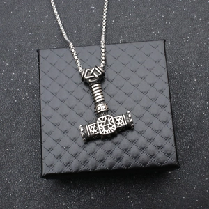 Détail du pendentif Viking Mjölnir avec textures gravées sur boîte à bijoux noire