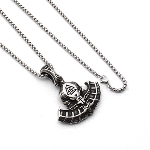 Vue détaillée du pendentif marteau de Thor argenté avec symbole Valknut sur chaîne