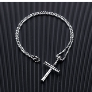 Detailansicht der Baseballschläger-Kreuzkette aus Edelstahl mit robuster Gliederkette in Silber