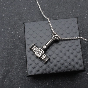 Collier pendentif Marteau de Thor en acier inoxydable avec motifs de nœuds celtiques