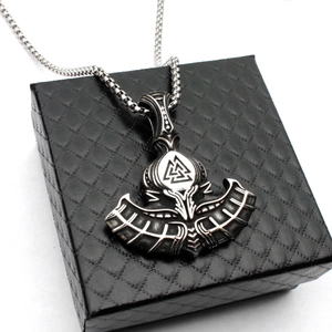 Vue macro du pendentif Marteau de Thor avec symbole Valknut sur écrin noir