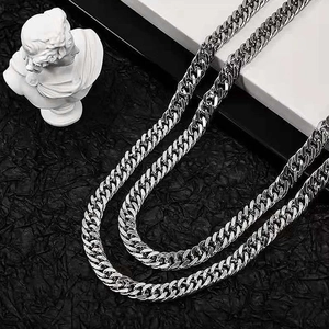 Chaîne cubaine homme en acier inoxydable argenté sur fond texturé noir de style moderne
