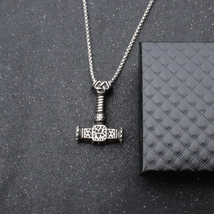 Détail du pendentif marteau de Thor avec gravures vikings sur une chaîne en acier