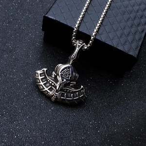 Détail du pendentif hache Viking Thor avec symbole Valknut et finition en acier vintage