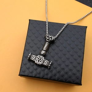 Pendentif Marteau de Thor Mjölnir vintage sur chaîne en acier avec motifs runes vikings