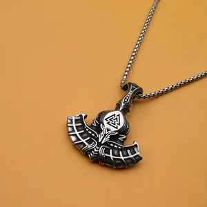 Vue rapprochée du pendentif hache viking avec symbole Valknut et fini oxydé noir