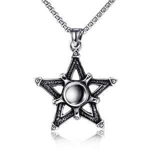 Detail van vintage zilveren pentagram ster hanger met geoxideerde afwerking en ketting