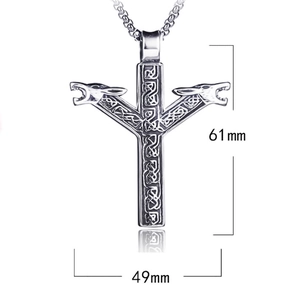 Vista detallada de las medidas del colgante de lobo vikingo con 61mm de alto y 49mm ancho