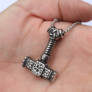 Pendentif marteau de Thor viking en acier inoxydable avec gravures de runes Valknut