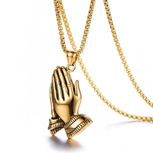 Détail du pendentif mains en prière plaqué or 18K avec une chaîne maille vénitienne