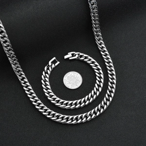 Set collana e bracciale a maglia cubana in acciaio inossidabile con chiusura su fondo nero