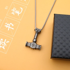 Détail macro du pendentif Viking Mjolnir en argent vieilli avec nœuds celtiques