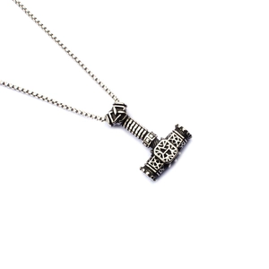 Détail du pendentif marteau de Thor argenté avec gravures celtiques et chaîne box
