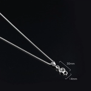 Détail du pendentif clé de sol en argent avec hauteur de 30 mm et chaîne vénitienne