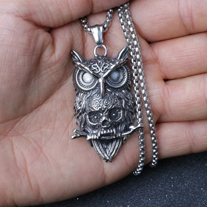 Collana con ciondolo gufo e teschio punk vintage in argento invecchiato con catena a perle