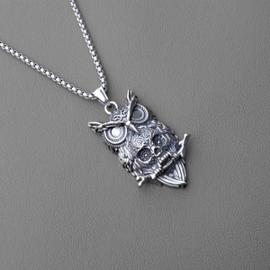 Dettaglio collana punk gufo con motivo a teschio gotico su pendente in acciaio vintage