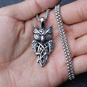 Pendentif hibou viking rétro en acier inoxydable argenté avec détails nœuds celtiques