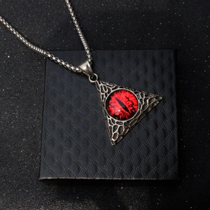 Détail d'un pendentif gothique en argent avec œil rouge sur boîte à bijoux