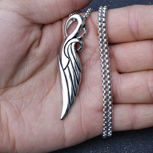 Poliertes Silber-Flügelanhänger mit Metallkette in der Hand, Hip-Hop-Stil Halskette