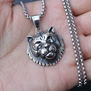 Pendentif tête de tigre en acier inoxydable argenté avec chaîne maille vénitienne