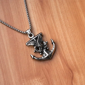 Collier avec pendentif crochet de pirate et aigle en acier inoxydable au fini argenté vieilli