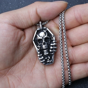 Gothic-Punk Totenkopf-Anhänger mit detailliertem Skelett in einem Sarg-Rahmen-Design