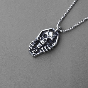 Makroaufnahme von Punk-Sarg-Anhänger aus Edelstahl mit detaillierter Totenkopf-Schnitzerei
