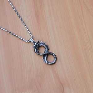 Pendentif dragon détaillé avec symbole infini sur une chaîne en acier vintage pour homme