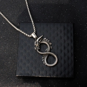 Pendentif dragon en acier inoxydable argenté avec chaîne maille box sur boîte à bijoux